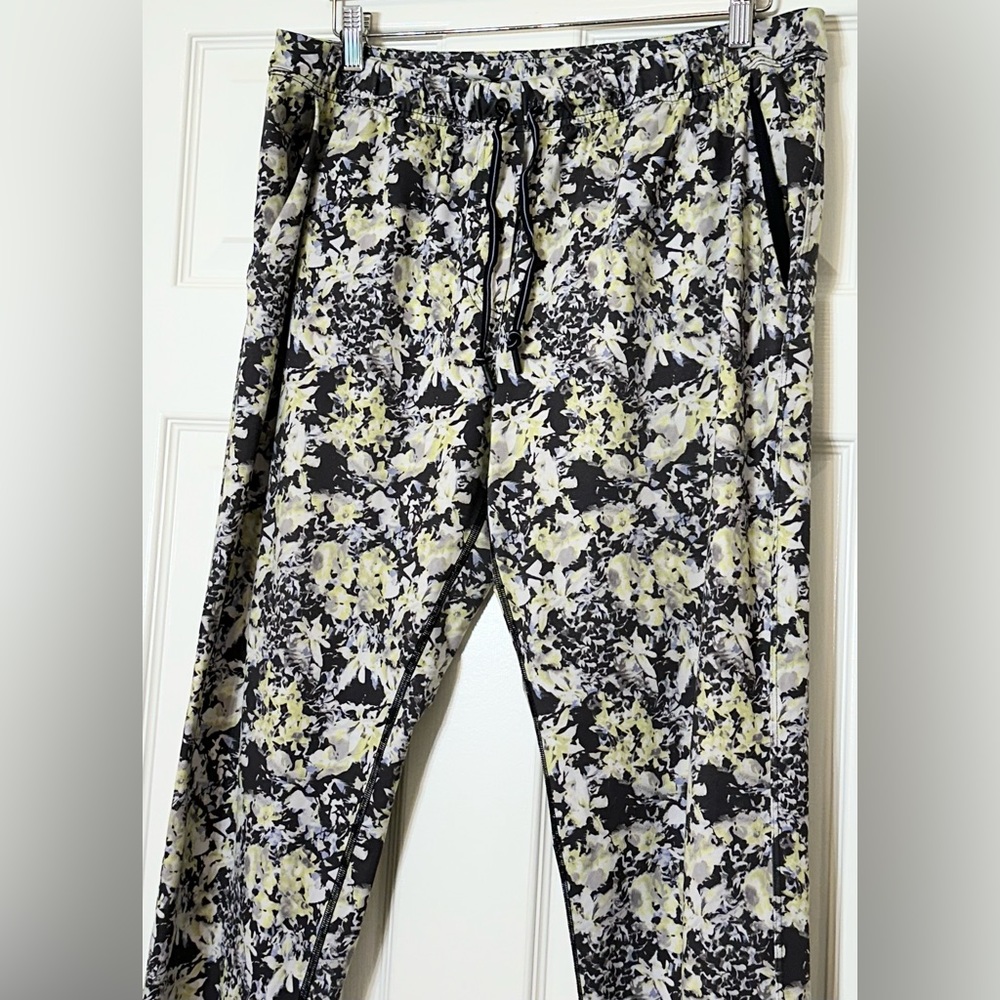Women’s Lululemon Drawstring Multicolor Floral Da… - image 3
